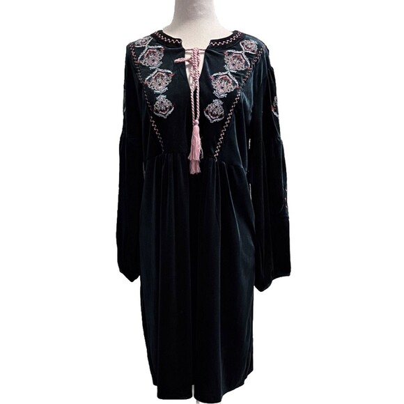Chelsea & Theodore Dresses & Skirts - Chelsea & Theodore Shift Dress Womens Medium Green Velvet Embroidered Tassel